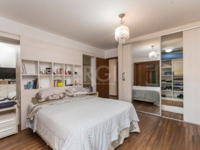 Casa à venda com 247m², 4 quartos, 1 suíte, 5 vagas no bairro Glória em Porto Alegre - Foto 19