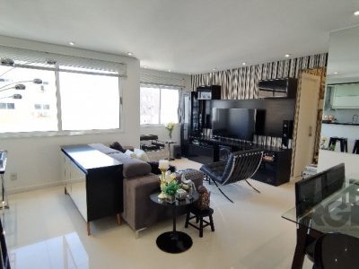 Apartamento à venda com 65m², 2 quartos, 1 suíte, 1 vaga no bairro Vila Ipiranga em Porto Alegre - Foto 2