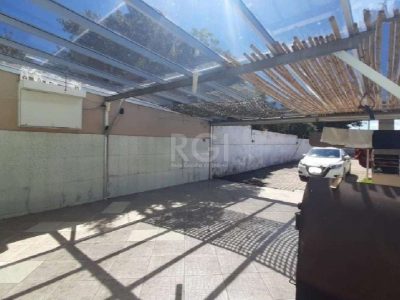 Casa à venda com 171m², 3 quartos, 1 suíte, 4 vagas no bairro Medianeira em Porto Alegre - Foto 7