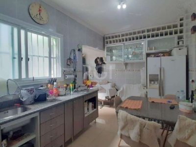 Casa à venda com 171m², 3 quartos, 1 suíte, 4 vagas no bairro Medianeira em Porto Alegre - Foto 14