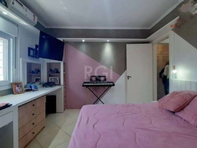 Casa à venda com 171m², 3 quartos, 1 suíte, 4 vagas no bairro Medianeira em Porto Alegre - Foto 20