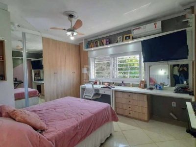 Casa à venda com 171m², 3 quartos, 1 suíte, 4 vagas no bairro Medianeira em Porto Alegre - Foto 24