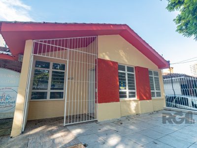 Casa à venda com 160m², 3 quartos, 1 suíte, 4 vagas no bairro Vila Ipiranga em Porto Alegre - Foto 2