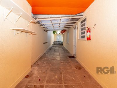 Casa à venda com 160m², 3 quartos, 1 suíte, 4 vagas no bairro Vila Ipiranga em Porto Alegre - Foto 4