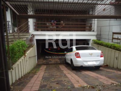 Casa à venda com 330m², 4 quartos, 2 vagas no bairro Glória em Porto Alegre - Foto 3