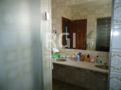 Casa à venda com 330m², 4 quartos, 2 vagas no bairro Glória em Porto Alegre - Foto 35