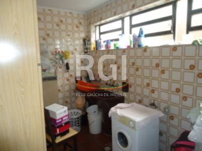 Casa à venda com 330m², 4 quartos, 2 vagas no bairro Glória em Porto Alegre - Foto 8