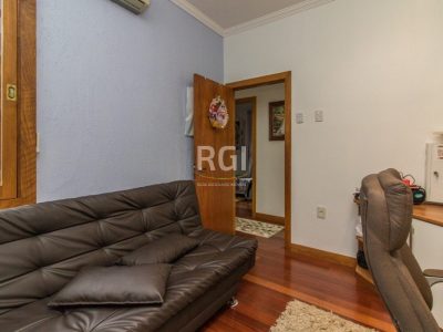 Casa à venda com 396m², 5 quartos, 2 suítes, 5 vagas no bairro Santo Antônio em Porto Alegre - Foto 11