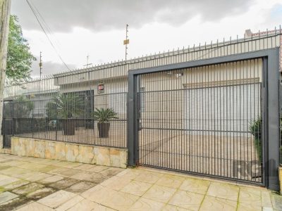 Casa à venda com 200m², 3 quartos, 2 suítes, 2 vagas no bairro Medianeira em Porto Alegre - Foto 2