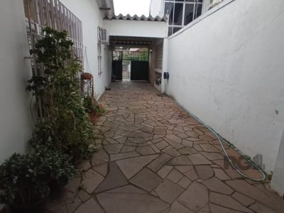 Casa à venda com 272m², 3 quartos, 2 suítes, 10 vagas no bairro Partenon em Porto Alegre - Foto 43