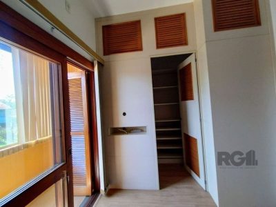 Casa à venda com 193m², 3 quartos, 1 suíte, 2 vagas no bairro Ipanema em Porto Alegre - Foto 15