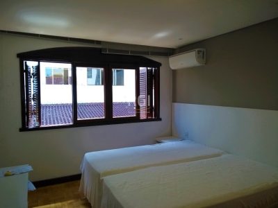 Casa à venda com 175m², 4 quartos, 2 suítes, 2 vagas no bairro Santa Cecília em Porto Alegre - Foto 3