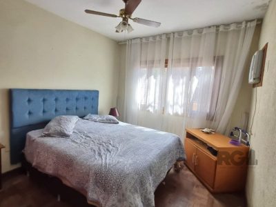 Casa à venda com 228m², 5 quartos, 1 suíte, 3 vagas no bairro Partenon em Porto Alegre - Foto 13