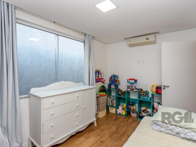 Casa à venda com 138m², 4 quartos, 1 suíte, 3 vagas no bairro Santo Antônio em Porto Alegre - Foto 22