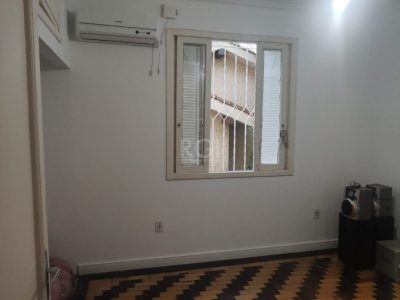 Casa à venda com 205m², 3 quartos, 1 suíte, 2 vagas no bairro Santo Antônio em Porto Alegre - Foto 12