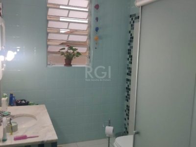 Casa à venda com 205m², 3 quartos, 1 suíte, 2 vagas no bairro Santo Antônio em Porto Alegre - Foto 10