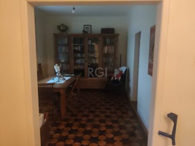 Casa à venda com 205m², 3 quartos, 1 suíte, 2 vagas no bairro Santo Antônio em Porto Alegre - Foto 2