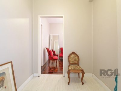 Casa à venda com 335m², 5 quartos, 1 suíte, 4 vagas no bairro Floresta em Porto Alegre - Foto 2