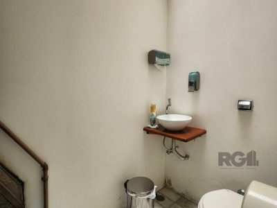 Casa à venda com 255m², 3 quartos, 1 suíte, 4 vagas no bairro Chácara das Pedras em Porto Alegre - Foto 12