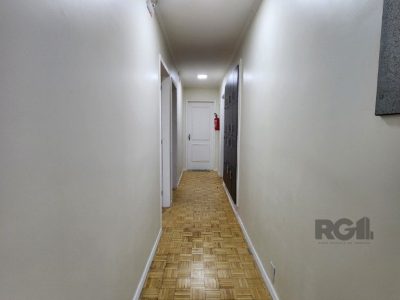 Casa à venda com 255m², 3 quartos, 1 suíte, 4 vagas no bairro Chácara das Pedras em Porto Alegre - Foto 19