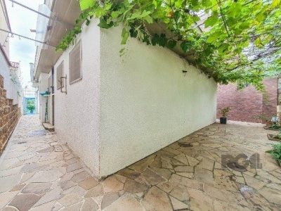 Casa à venda com 255m², 3 quartos, 1 suíte, 4 vagas no bairro Chácara das Pedras em Porto Alegre - Foto 33