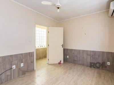 Casa à venda com 186m², 4 quartos, 1 suíte, 2 vagas no bairro Jardim Itu em Porto Alegre - Foto 29