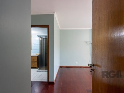 Casa à venda com 279m², 3 quartos, 1 suíte, 2 vagas no bairro Tristeza em Porto Alegre - Foto 32