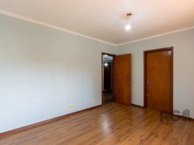 Casa à venda com 279m², 3 quartos, 1 suíte, 2 vagas no bairro Tristeza em Porto Alegre - Foto 44