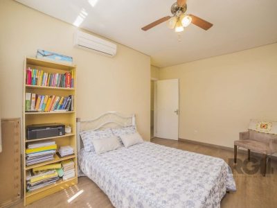 Casa à venda com 196m², 4 quartos, 1 suíte, 3 vagas no bairro Glória em Porto Alegre - Foto 14