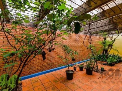 Casa à venda com 250m², 4 quartos, 3 vagas no bairro Chácara das Pedras em Porto Alegre - Foto 2