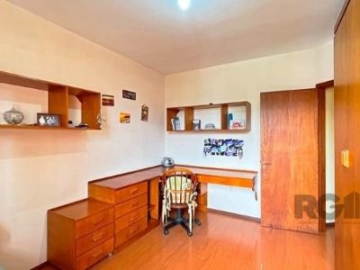 Casa à venda com 310m², 3 quartos, 1 suíte, 2 vagas no bairro Santo Antônio em Porto Alegre - Foto 26