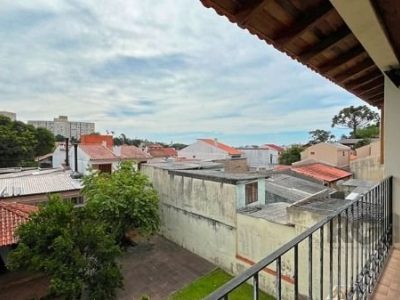 Casa à venda com 310m², 3 quartos, 1 suíte, 2 vagas no bairro Santo Antônio em Porto Alegre - Foto 28