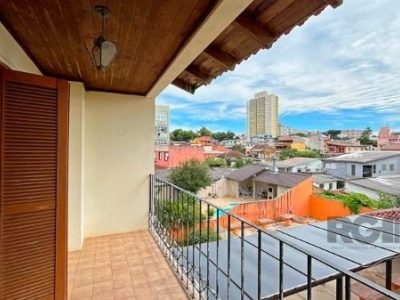 Casa à venda com 310m², 3 quartos, 1 suíte, 2 vagas no bairro Santo Antônio em Porto Alegre - Foto 21