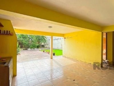 Casa à venda com 310m², 3 quartos, 1 suíte, 2 vagas no bairro Santo Antônio em Porto Alegre - Foto 31