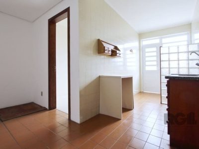 Casa à venda com 324m², 4 quartos, 2 suítes, 2 vagas no bairro Três Figueiras em Porto Alegre - Foto 10