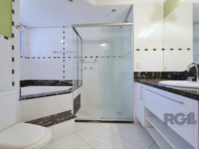 Casa à venda com 324m², 4 quartos, 2 suítes, 2 vagas no bairro Três Figueiras em Porto Alegre - Foto 17