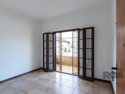 Casa à venda com 267m², 4 quartos, 1 suíte, 4 vagas no bairro Ipanema em Porto Alegre - Foto 34