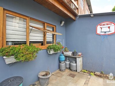 Casa à venda com 151m², 3 quartos, 1 suíte, 2 vagas no bairro Partenon em Porto Alegre - Foto 40