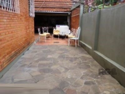 Casa à venda com 150m², 3 quartos, 1 suíte, 4 vagas no bairro Partenon em Porto Alegre - Foto 17