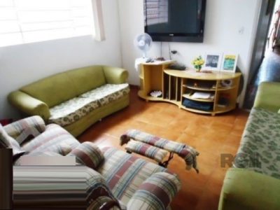 Casa à venda com 150m², 3 quartos, 1 suíte, 4 vagas no bairro Partenon em Porto Alegre - Foto 2