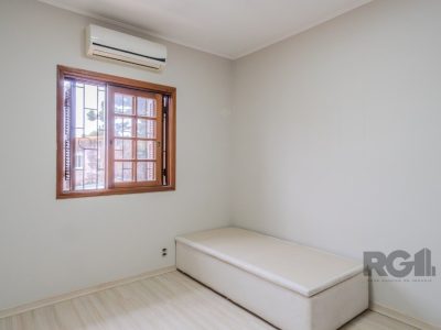 Casa à venda com 214m², 4 quartos, 1 suíte, 2 vagas no bairro Glória em Porto Alegre - Foto 27