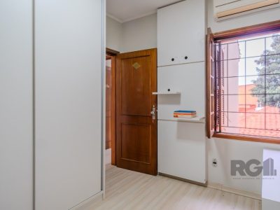 Casa à venda com 214m², 4 quartos, 1 suíte, 2 vagas no bairro Glória em Porto Alegre - Foto 29