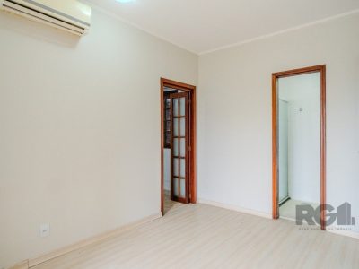 Casa à venda com 214m², 4 quartos, 1 suíte, 2 vagas no bairro Glória em Porto Alegre - Foto 12