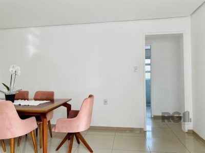 Apartamento à venda com 136m², 2 quartos, 1 suíte no bairro Medianeira em Porto Alegre - Foto 2