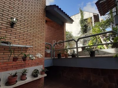 Casa à venda com 262m², 3 quartos, 1 suíte, 6 vagas no bairro Auxiliadora em Porto Alegre - Foto 28