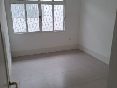 Casa à venda com 268m², 3 quartos, 1 suíte, 4 vagas no bairro Três Figueiras em Porto Alegre - Foto 8