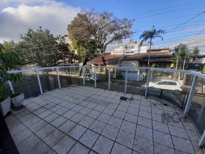 Casa à venda com 254m², 3 quartos, 1 suíte, 4 vagas no bairro Medianeira em Porto Alegre - Foto 4