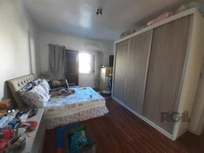 Casa à venda com 254m², 3 quartos, 1 suíte, 4 vagas no bairro Medianeira em Porto Alegre - Foto 9