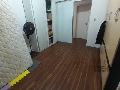 Casa à venda com 254m², 3 quartos, 1 suíte, 4 vagas no bairro Medianeira em Porto Alegre - Foto 11