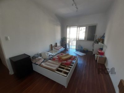 Casa à venda com 254m², 3 quartos, 1 suíte, 4 vagas no bairro Medianeira em Porto Alegre - Foto 12